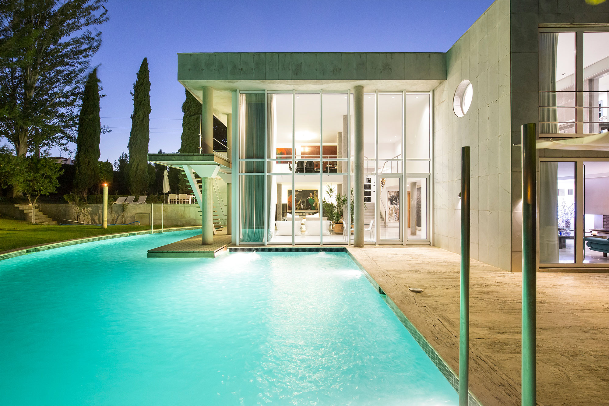 Piscina y jardín de una vivienda de diseño lujosa en Granada