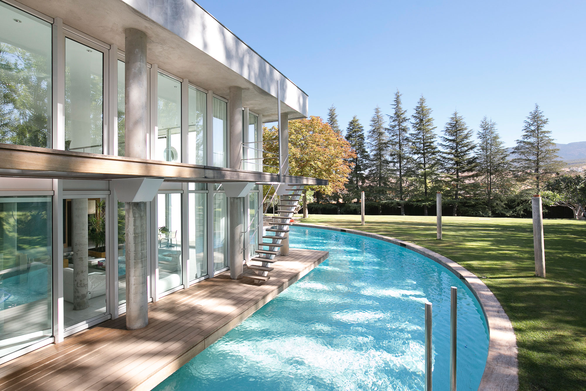 Piscina y jardín de una vivienda de diseño lujosa en Granada.